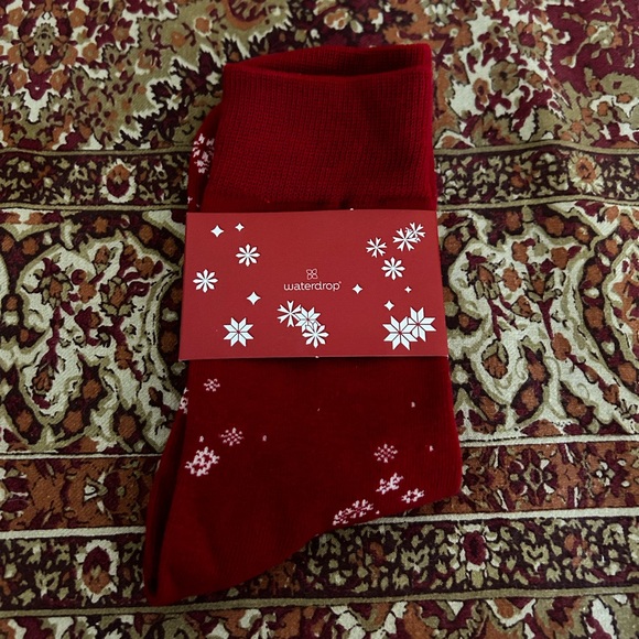 NWT Waterdrop Holiday Red + White Snowflake socks - Picture 1 of 2